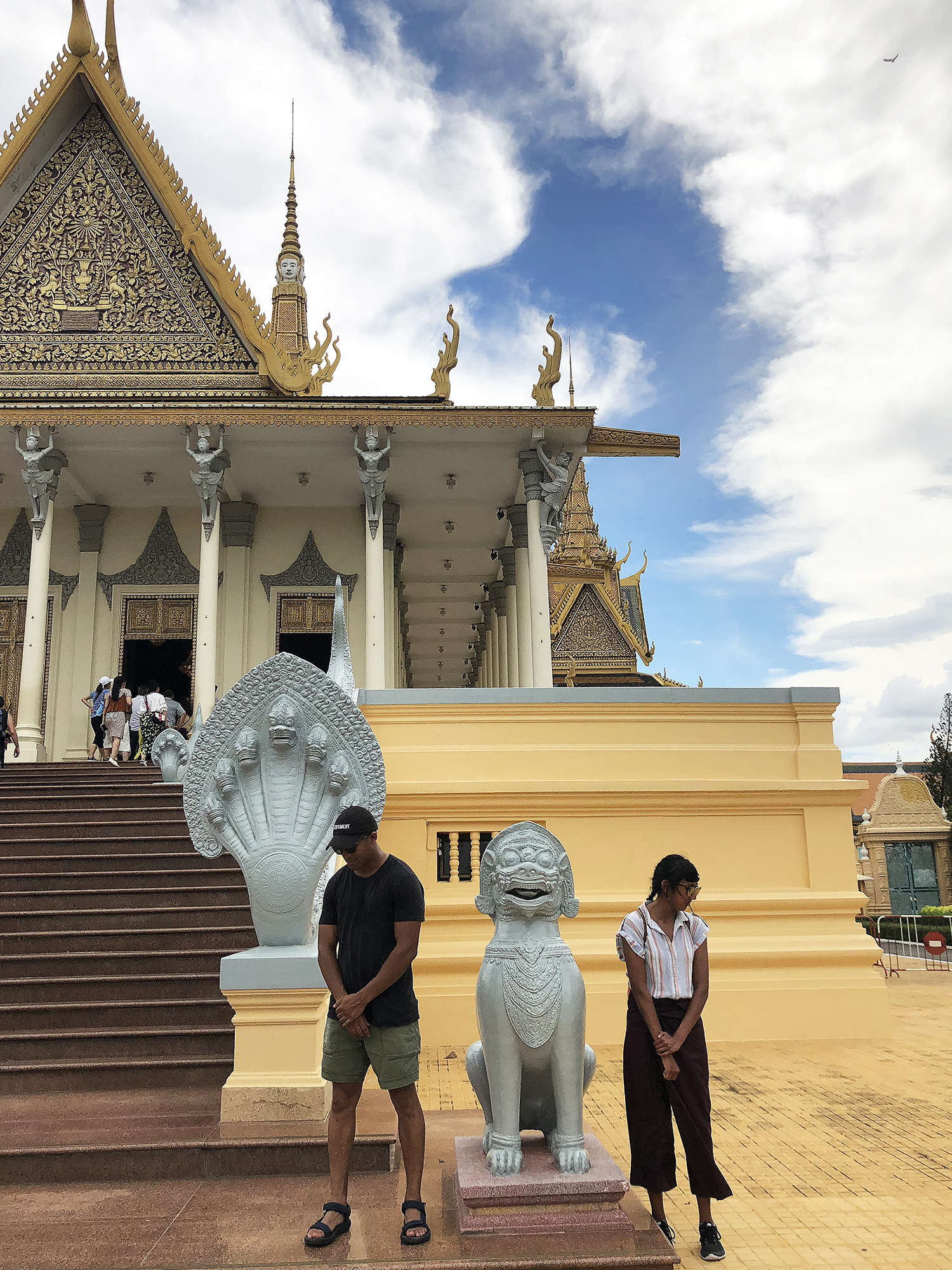 phnom-penh-royal-palace-posing